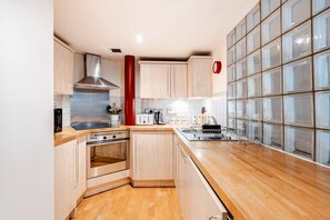 Microondas, horno, placa de cocina