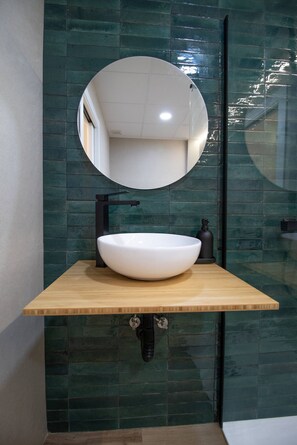 淋浴设施、毛巾、洗发水