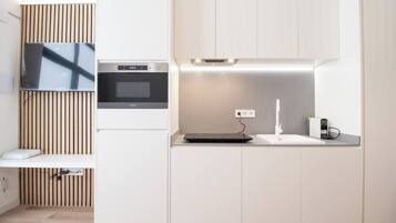 Fridge, microwave, oven, coffee/tea maker