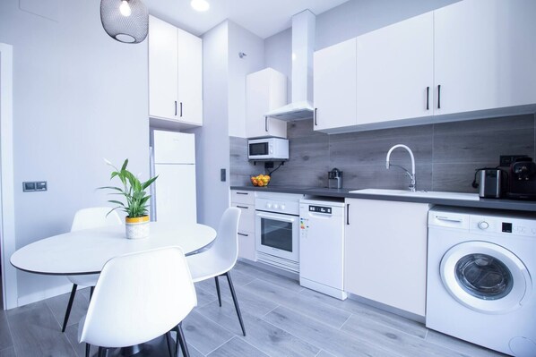 Refrigerador, microondas, placa de cocina, lavavajillas