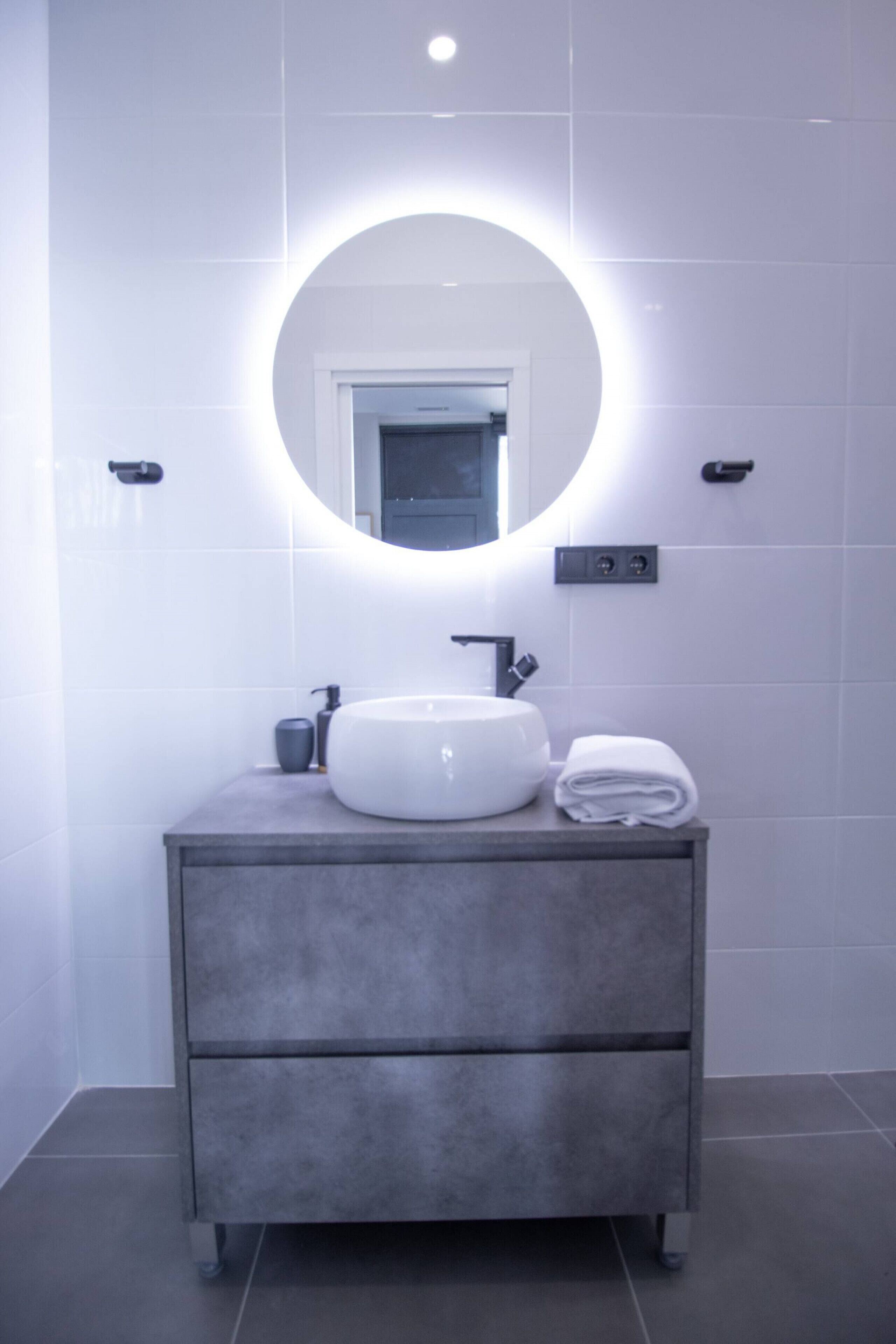 Een douche, een haardroger, handdoeken, zeep