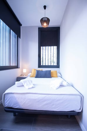 Tabla de planchar con plancha, wifi gratis y ropa de cama