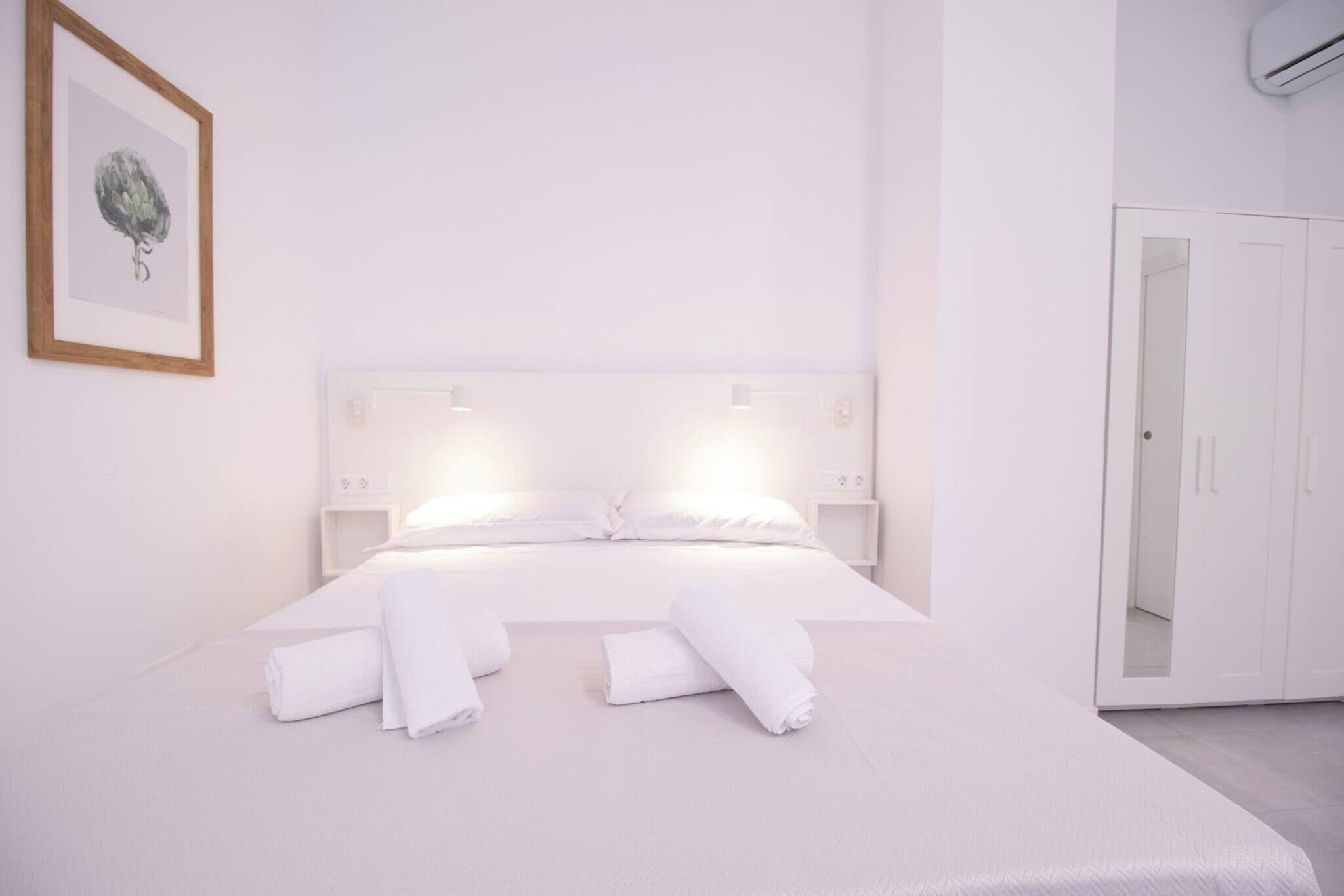 Tabla de planchar con plancha, wifi gratis, ropa de cama