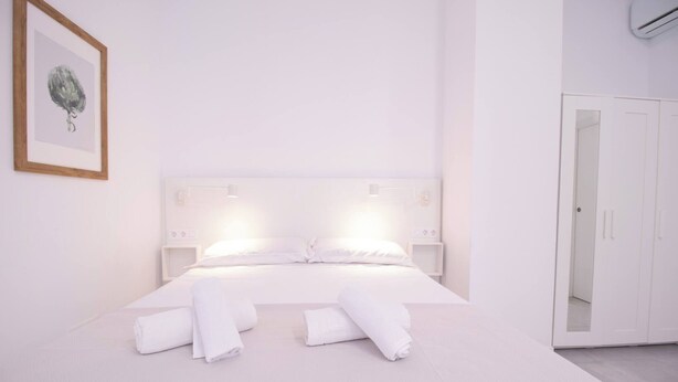 Room - Viveros 2 by Concept Flats (Valencia)