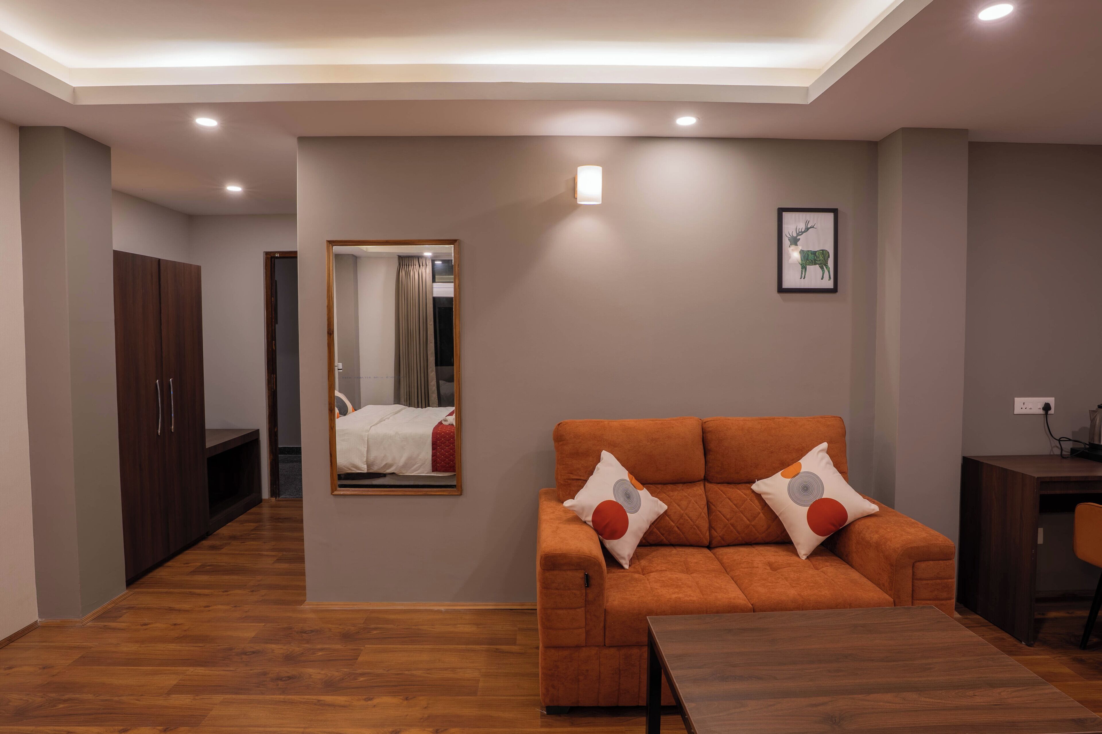 Skrivebord, skrivebord for bærbar PC, wi-fi (inkludert) og sengetøy