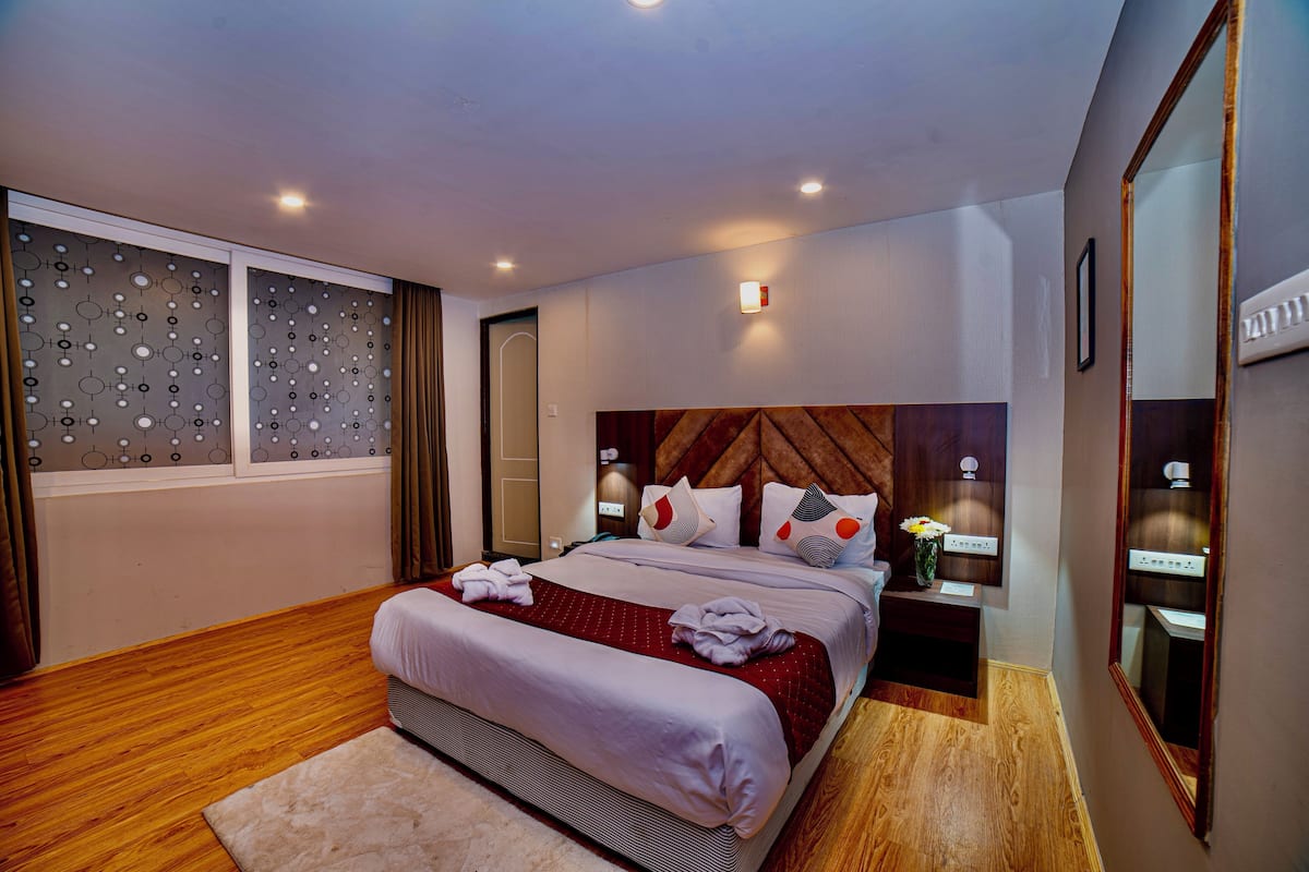 Camera Deluxe, 1 letto queen | Una scrivania, postazione laptop, tende oscuranti, Wi-Fi gratuito