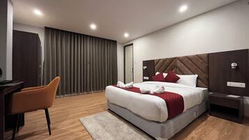 Deluxe kamer, 1 queensize bed | Een bureau, een laptopwerkplek, verduisterende gordijnen, gratis wifi