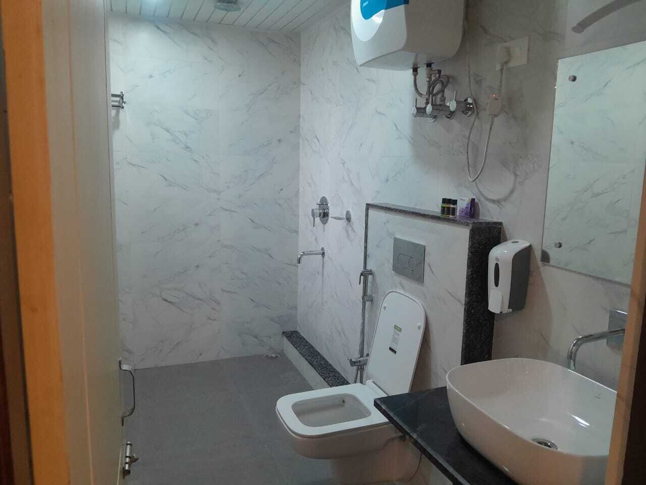 Een douche, handdoeken, zeep, toiletpapier