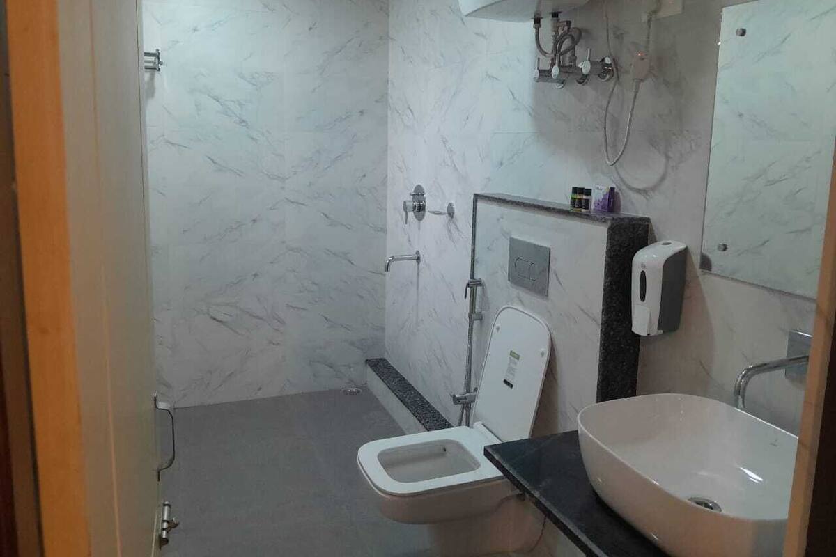 تجهيزات دش، مناشف، صابون، ورق حمّام