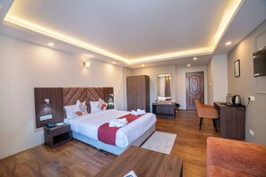 Habitación Premium, vistas a la montaña | Escritorio, espacio para trabajar con un portátil, cortinas opacas