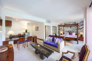 Suite | Free WiFi, bed sheets