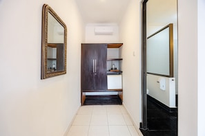 Superior Double Room, Garden View | Wardrobe