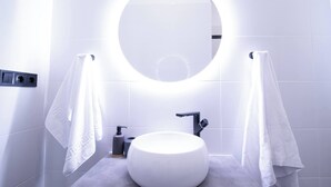 Een douche, een haardroger, handdoeken, zeep