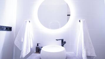 Dusche, Haartrockner, Handtücher, Seife