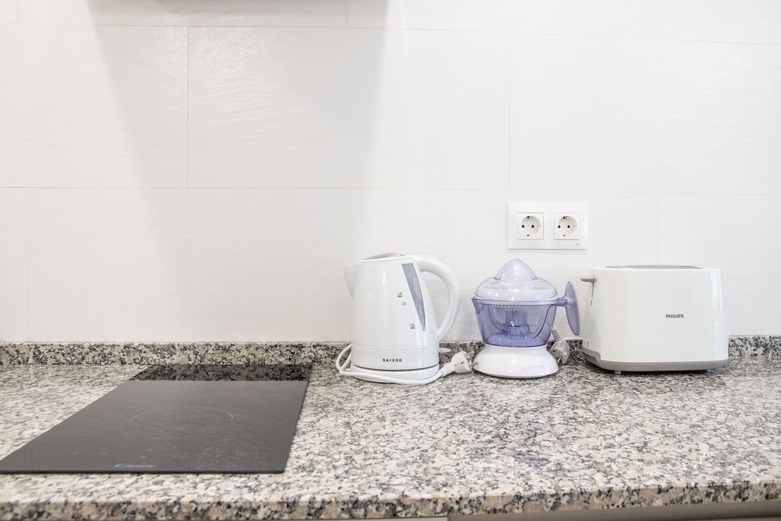 Een koelkast, een magnetron, een oven, een vaatwasser