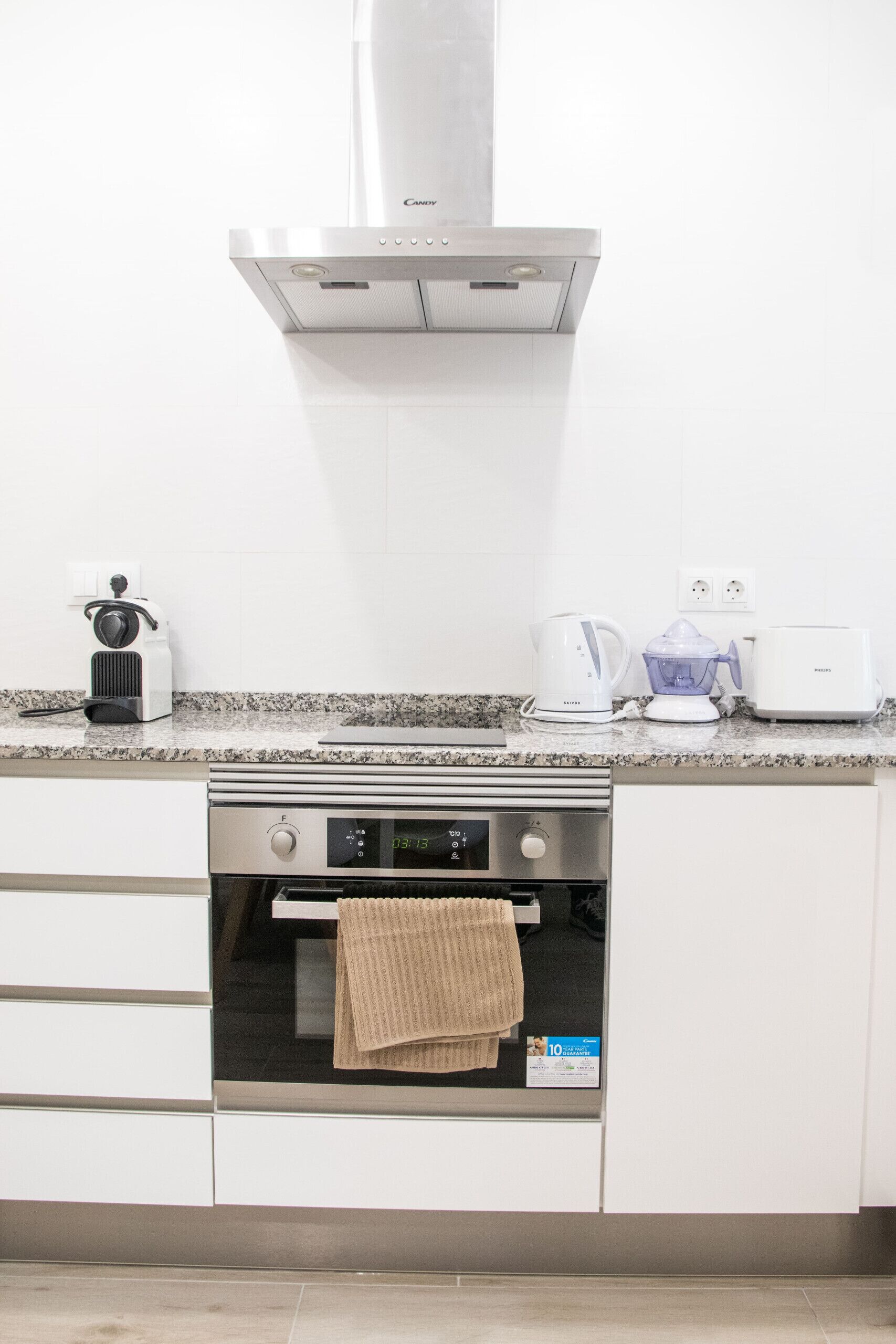 Een koelkast, een magnetron, een oven, een vaatwasser