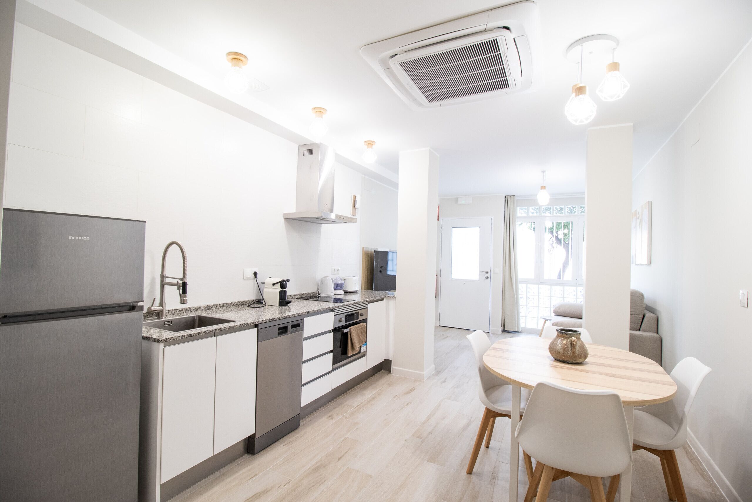 Een koelkast, een magnetron, een oven, een vaatwasser