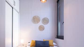 Iron/ironing board, travel crib, free WiFi