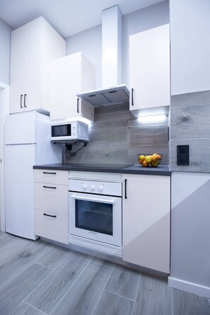Refrigerador, microondas, horno, placa de cocina