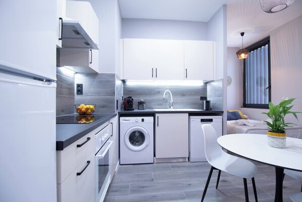 Refrigerador, microondas, horno, placa de cocina
