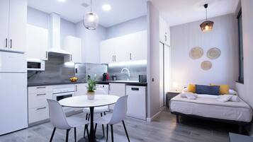 Een koelkast, een magnetron, een oven, een kookplaat