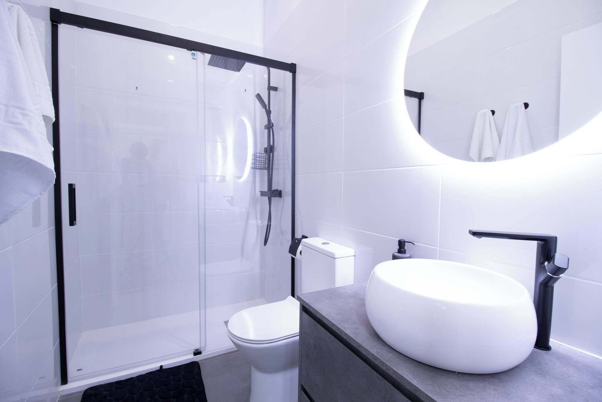 Een douche, een haardroger, handdoeken, zeep