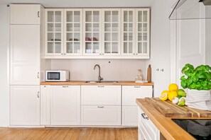 Oven, stovetop, dishwasher, coffee/tea maker
