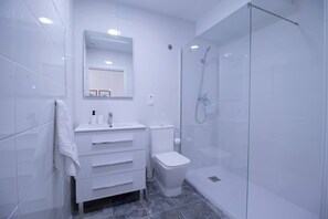 Dusche, Haartrockner, Handtücher, Shampoo