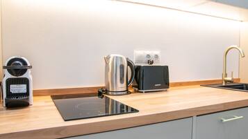 Een koelkast, een magnetron, een vaatwasser