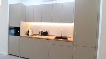 Een koelkast, een magnetron, een vaatwasser