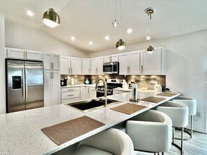 Réfrigérateur, four à micro-ondes, un four, surface de cuisson