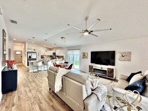 Smart TV, fireplace - Gilded Edge - 2/2 Near Eastport in The Village of Waters Edge (Waters Edge, The Villages)