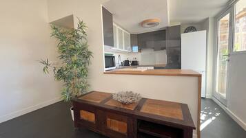 Microondas, horno, parrilla de estufa y lavavajillas