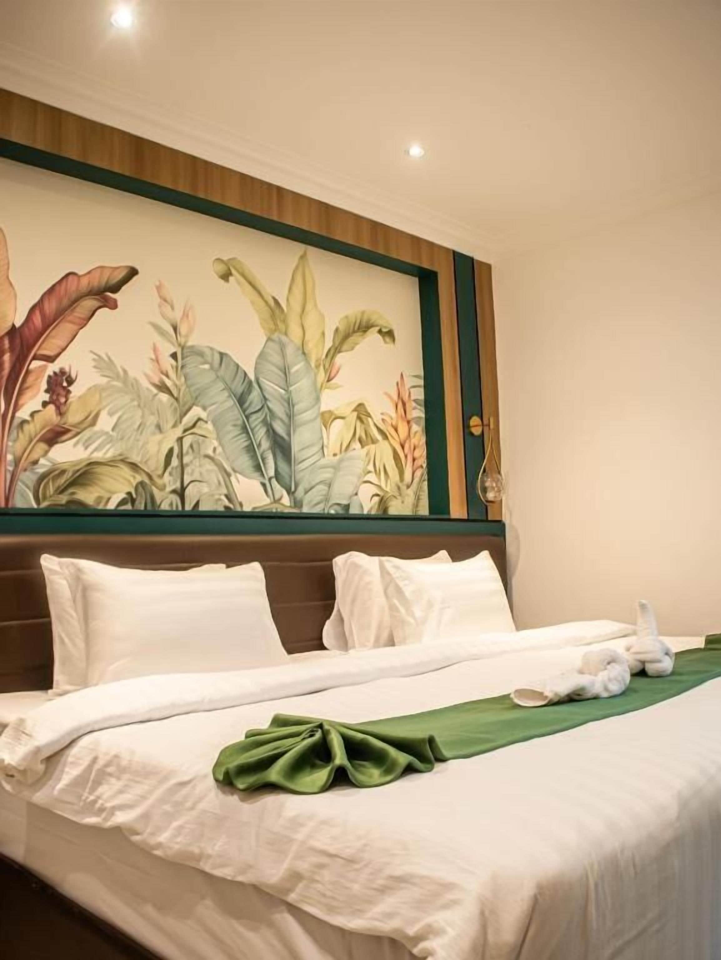 Signature Room | In-room safe, desk, laptop workspace, soundproofing