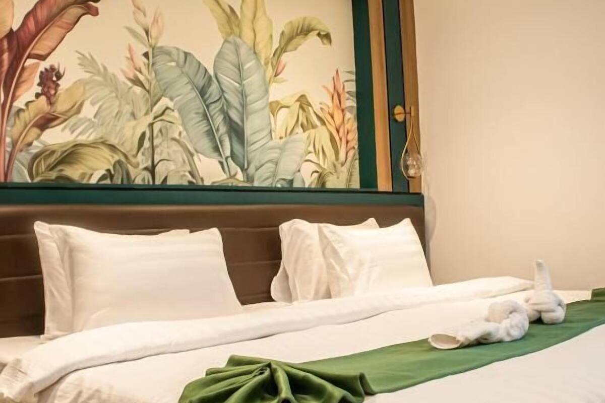 Signature Room | In-room safe, desk, laptop workspace, soundproofing