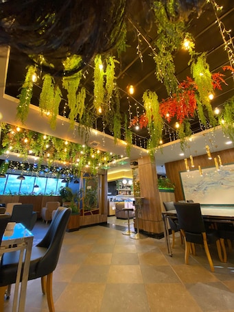 Restaurant. Bona Ventura Hotel & Skybar