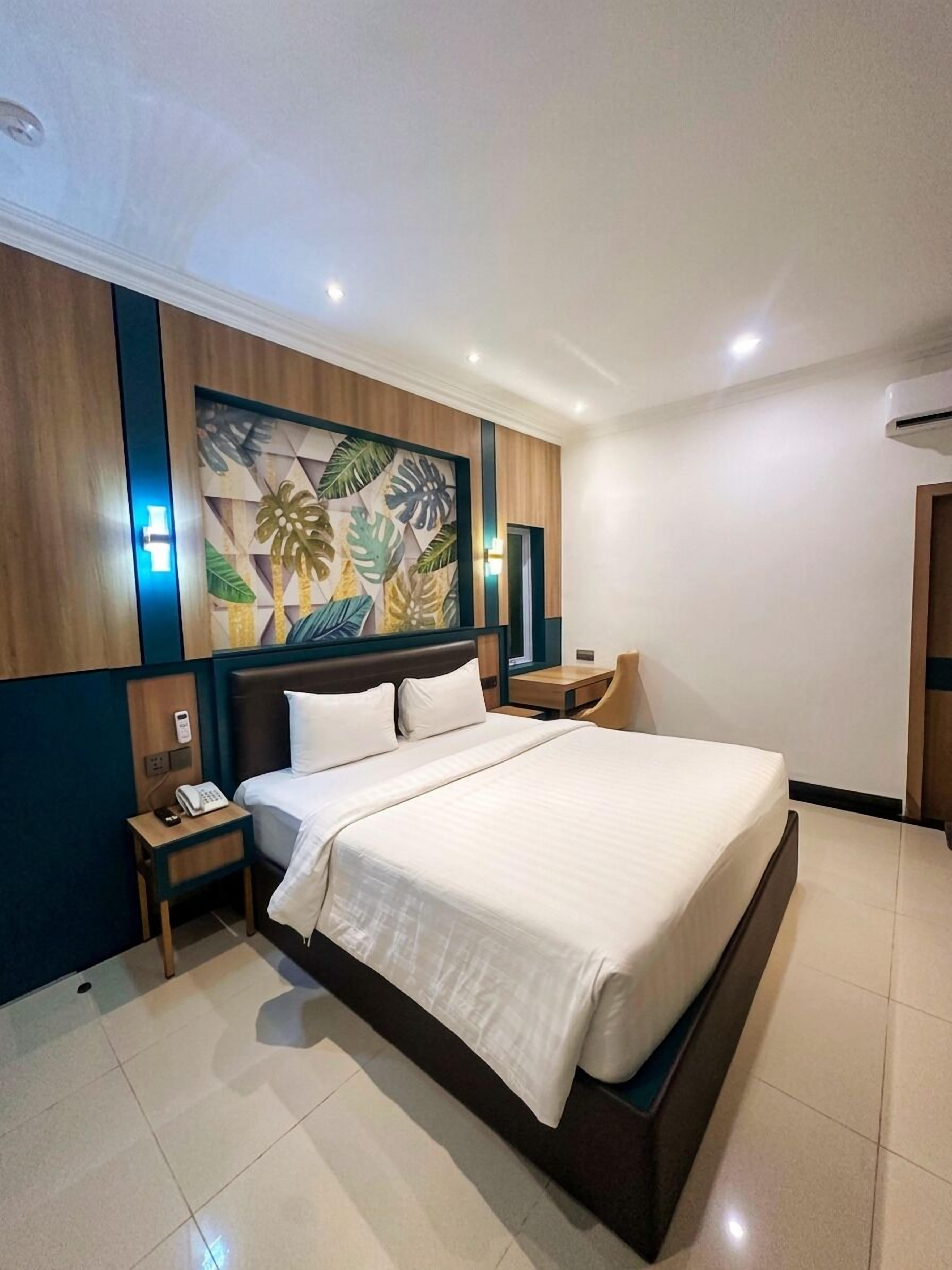 Standard Room | In-room safe, desk, laptop workspace, soundproofing