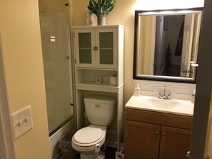 ヘアドライヤー、タオル、石鹸、トイレットペーパー