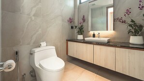 Villa, patio | Baño
