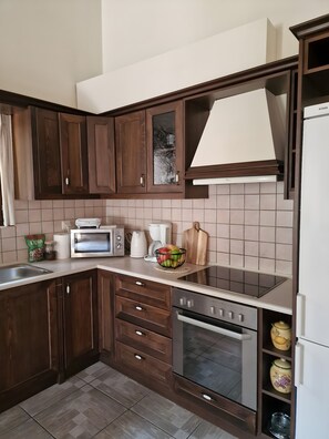 Køleskab, mikrobølgeovn, kaffe-/temaskine