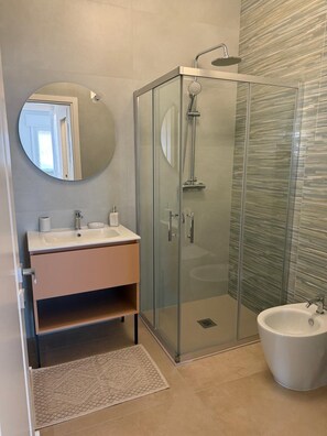 Douche, séchoir à cheveux, bidet, serviettes fournies