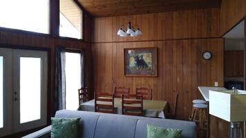 Signature chalet, 3 slaapkamers, huisdieren niet toegestaan | Woonkamer | Een 45-inch smart-tv met kabelzenders, een open haard en boeken