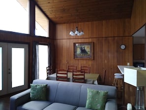 特色木屋, 3 間臥室, 不可攜帶寵物 | 客廳 | 45-吋智慧型電視、有線頻道、壁爐、書籍