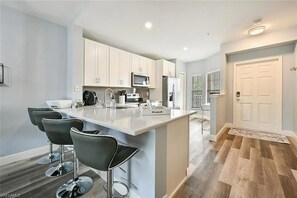 Micro-ondes, four, plaque de cuisson, lave-vaisselle