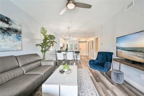 TV - Lely Resort - 2-bedroom condo beautifully decorated in charming Naples (Naples)
