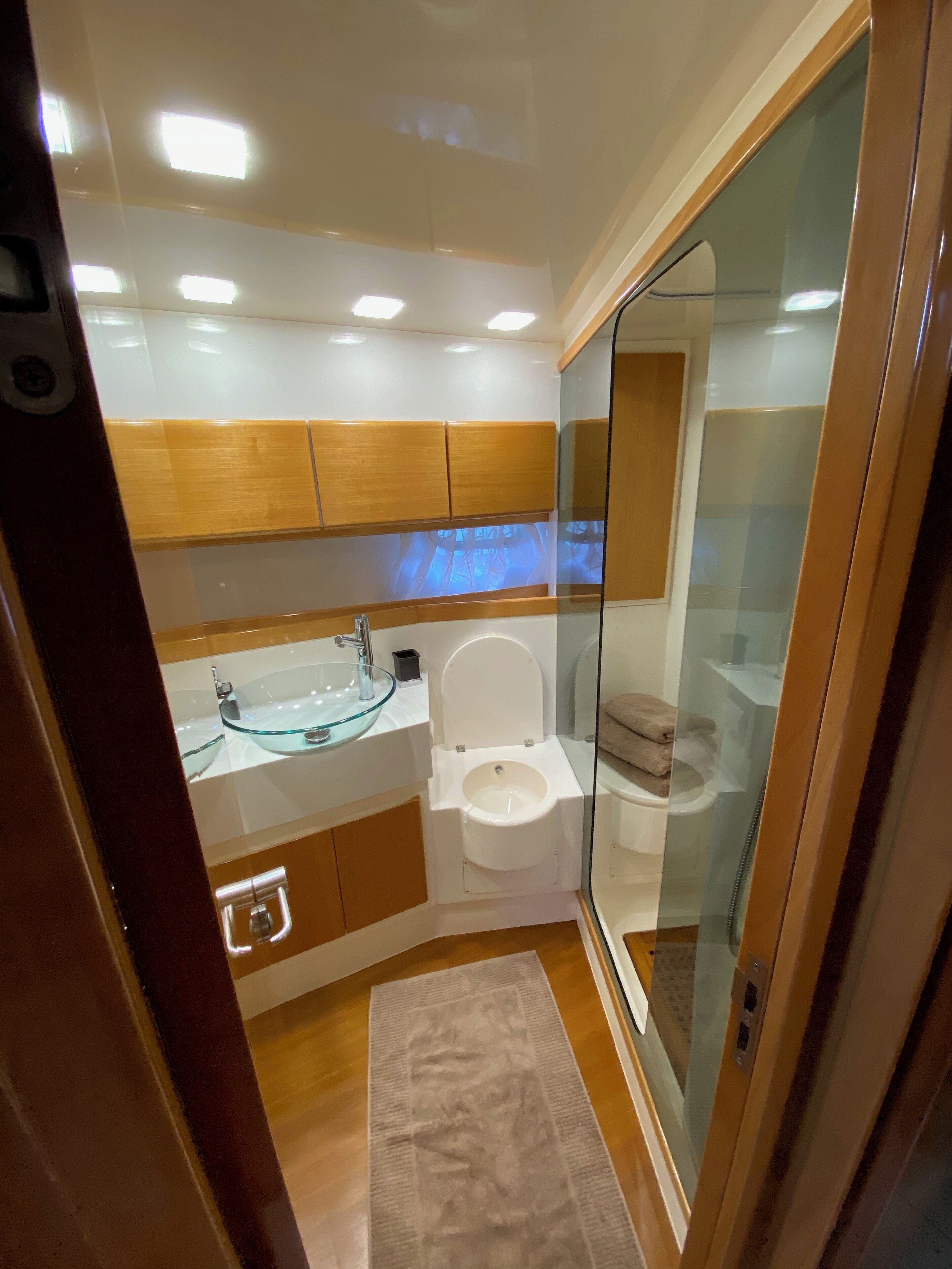 Dusche, Bidet, Handtücher, Seife