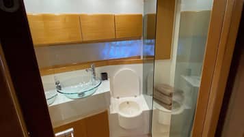 Dusche, Bidet, Handtücher, Seife