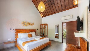 Un dormitorio moderno con una cama de madera, una lámpara colgante, un espejo y un televisor.