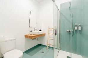 Een douche, handdoeken