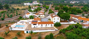 Room 'Quarto 1' with Shared Pool